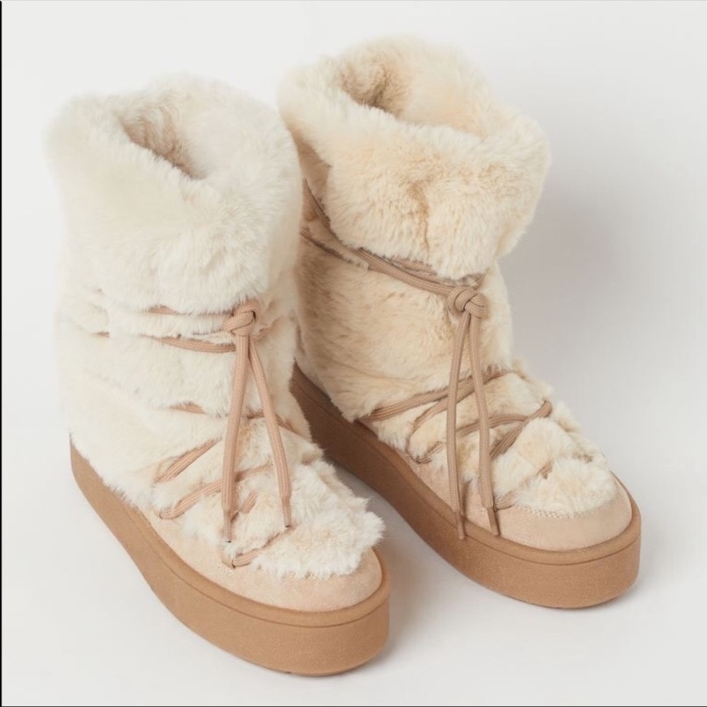 NWT Padded Moon Boots w/ Faux Fur